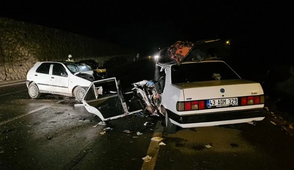 Kütahya'da iki otomobil kafa kafaya çarpıştı! 4 yaralı